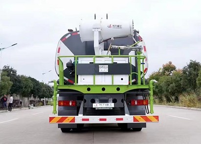 25方灑水車大約多少錢一臺(tái)呢_國六東風(fēng)專底D3V前四后八26方灑水車廠家價(jià)格4